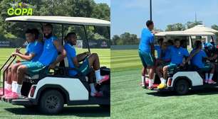 Jogadores se aglomeram e pegam carona em carrinho de golfe em treino da Seleção