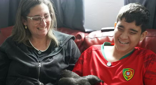 Galinha vira apoio emocional e transforma rotina de adolescente com autismo em Campinas