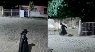 Homem se fantasia de personagem de 'Olhos Famintos', assusta moradores e vai parar na delegacia em PE