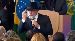 Lula mostra dedo do meio durante discurso no Palácio do Planalto: 'Aqui para eles'