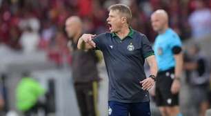 Seabra explica testes do Coritiba após derrota para o Inter em jogo-treino