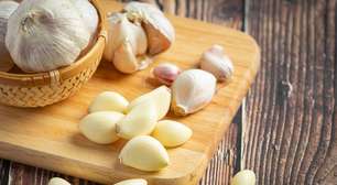 Antibiótico natural? Entenda por que usar alho para tratar infecções é um risco à saúde
