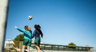 Cabeceios no futebol elevam risco de trauma craniano, sugerem estudos