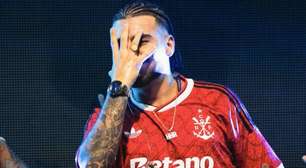 Rapper faz show com novo terceiro uniforme do Flamengo
