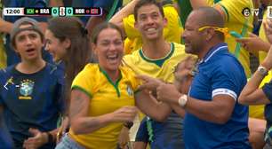 Carol Dantas celebra confirmação de pênalti com abraço do Neymar Pai