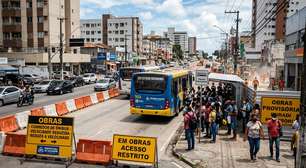 Corredor de ônibus da Osvaldo Aranha tem bloqueio para obras em Porto Alegre