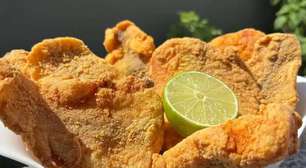 Peixe frito no fubá super crocante e sequinho por fora, com uma carne muito macia por dentro