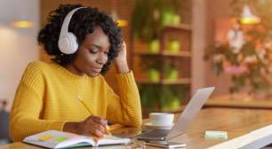 Estudar ouvindo música ajuda ou atrapalha o cérebro? A ciência responde
