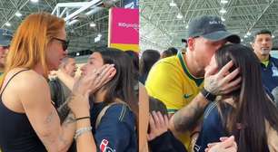 Ferrugem e esposa choram em despedida da filha de 15 anos para intercâmbio na Europa