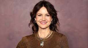 Atriz Carla Gugino revela experiências sobrenaturais fora da ficção: 'Ouvíamos móveis sendo arrastados'