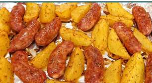 Linguiça com batata preparada no forno com um tempero especial que fica muito suculento