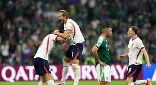 VAR entra em ação e expulsão de inglês transforma jogo no Azteca