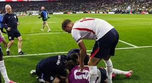 Jogador da Inglaterra deixa Copa ao tropeçar em placa de publicidade em comemoração e lesionar punho