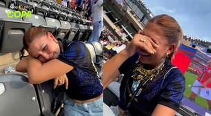Influencer que viralizou na Copa, Mari Menezes aparece inconsolável na arquibancada após derrota do Brasil