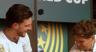 Jogador da Inglaterra finge lesão, 'preocupa' treinador, mas logo começa a dançar; veja vídeo
