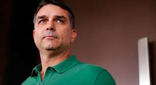 Nos EUA, Flávio Bolsonaro pede adiamento do tarifaço e diz que este é o 'pior momento possível' devido às eleições