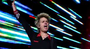 Billie Joe Armstrong (Green Day) lidera grupo em homenagem aos 50 anos dos Ramones