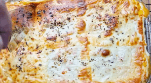 Lasanha de frango ao molho branco com muito queijo derretido, para assar com facilidade e arrasar