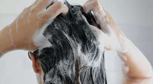 Lavagem inversa: aplicar o condicionador antes do xampu pode deixar o cabelo mais leve?