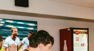 Louis Tomlinson irrita fãs ao assistir a jogo da Copa enquanto faz show