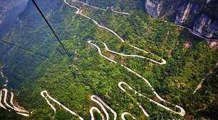 Montanha Tianmen tem estrada que impressiona com curvas fechadas e paisagens vertiginosas