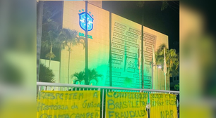 Torcida organizada protesta na sede da CBF após queda do Brasil na Copa: 'Fraudulenta'