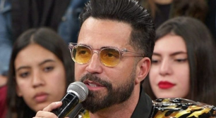 Latino exibe harmonização facial ao lado da esposa em festival; confira o resultado