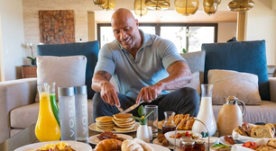 Dwayne Johnson, hoje aos 54 anos e semideus Maui em 'Moana': 'Meu café da manhã típico: 200g de filé mignon, dois ovos inteiros, 110g de aveia em flocos, dois muffins ingleses e meia xícara de mirtilos'