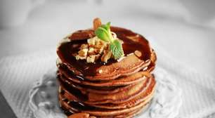 Panqueca proteica de chocolate: a receita prática que transforma seu café da manhã