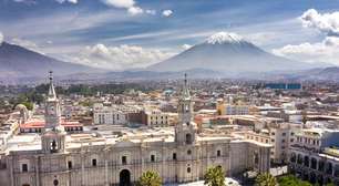 Essa cidade histórica no Peru foi inteiramente construída com pedras vulcânicas, é cercada por vulcões ativos e desafia o perigo há séculos