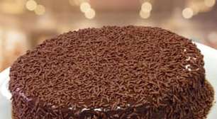 Bolo de chocolate fácil e barato: molhadinho e delicioso