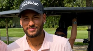 Sorridente, Neymar é tietado em campo de golfe nos EUA após derrota do Brasil na Copa