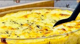 Batata gratinada no forno com bastante queijo derretido e um molho maravilhoso, uma delícia