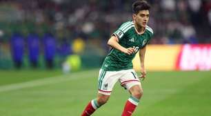 Gilberto Mora se forma no ensino médio após disputar a Copa pelo México