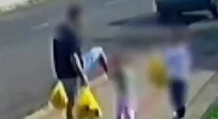 Pai flagrado chutando filha na rua disse à polícia que agressão foi motivada por choro da criança