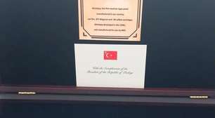 Como é o revólver dado por Erdogan a líderes da Otan e quais foram as reações dos chefes de Estado