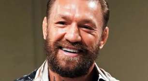 O Show de McGregor! Ovacionado pelos fãs, astro irlandês canta Wonderwall e discute com Holloway na coletiva do UFC 329