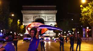 Sem confrontos em Paris, torcedores da França e do Marrocos celebram vitória francesa na Copa