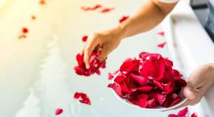 Banho de Rosa Vermelha e Canela: Rituais para Atrair Amor e Paixão
