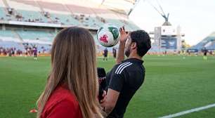 Comentarista mata bola no peito e impressiona colega durante ao vivo na TV Flamengo