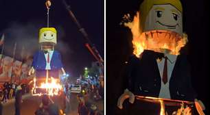 Iranianos queimam boneco de Lego do Trump durante funeral de Khamenei