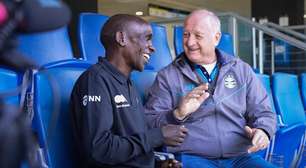 Eliud Kipchoge visita a Arena do Grêmio e encontra Felipão