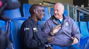 Eliud Kipchoge visita a Arena do Grêmio, encontra Felipão e ganha camisa personalizada