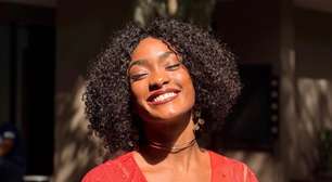 Erika Januza relembra preconceito no início da carreira e transforma capas de revista em símbolo de conquista