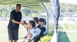 Rayan visita o Vasco após disputar a Copa do Mundo e reencontra elenco no CT