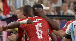 Embolo, da Suíça, sai de campo aos prantos após expulsão motivada por nova regra da Copa; entenda