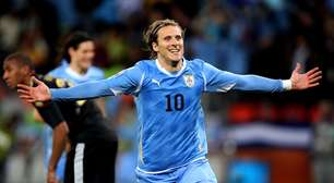 Uruguai anuncia Diego Forlán como técnico substituto de Bielsa após fracasso na Copa