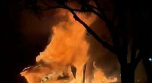 Duas pessoas morrem carbonizadas após Porsche bater em árvore e pegar fogo no interior de SP