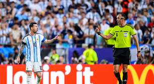 Messi se irrita com árbitro durante jogo contra a Suíça: 'Fale direito comigo'
