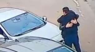 Motoristas se abraçam após batida de carro em rua de SC e cena viraliza
